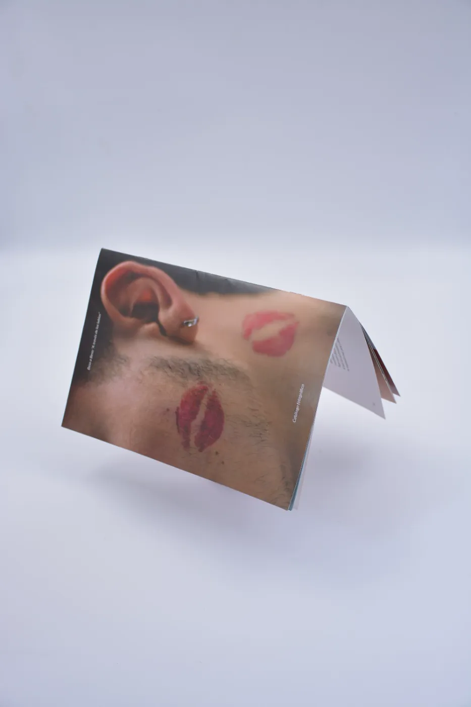 Fotografía editorial Beso a Beso — composición en estante