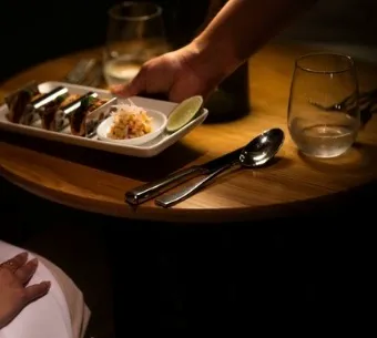 Referente visual — interacción con la comida